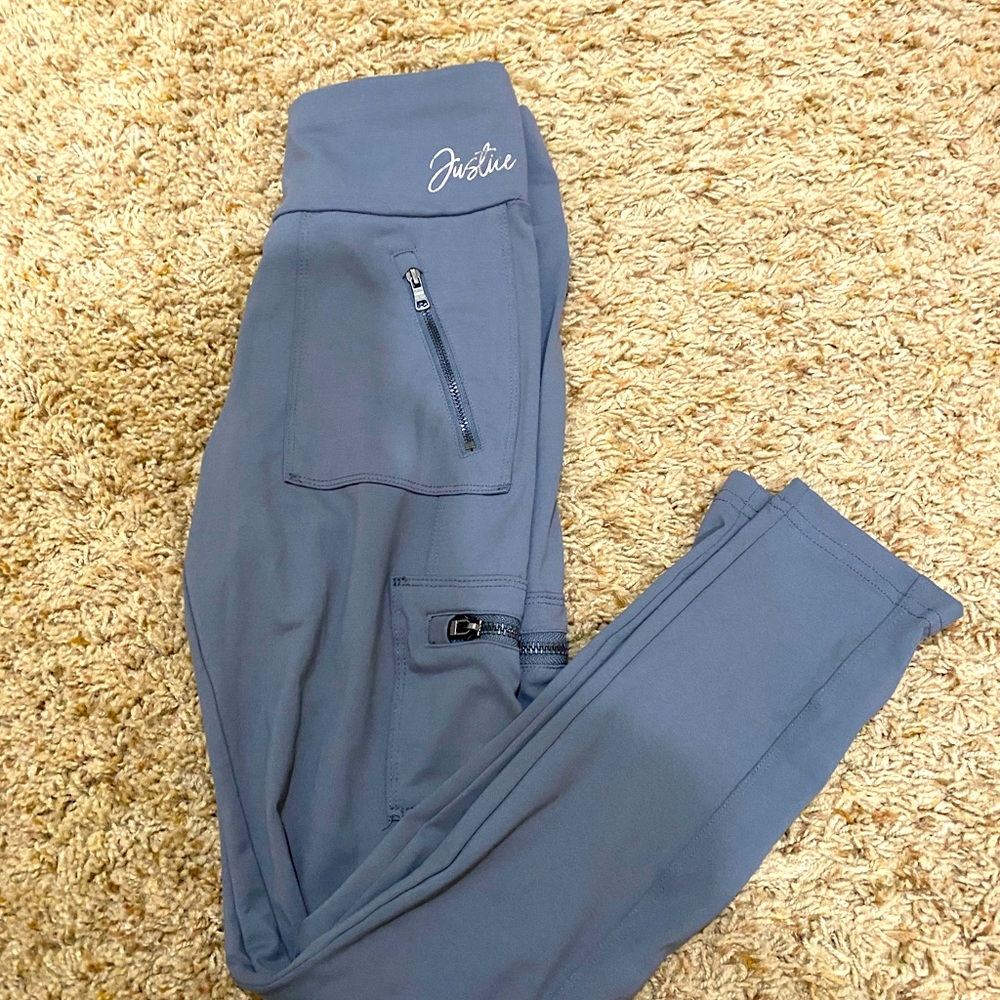 It gray leggings, with zipper, very new condition.